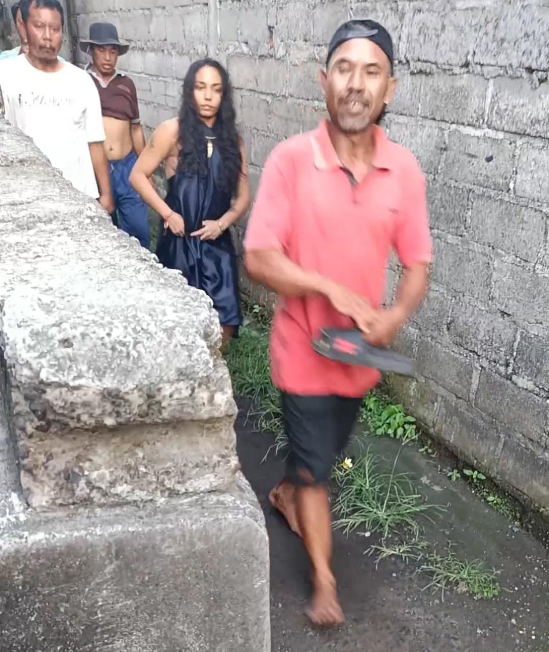 TERSERET  ARUS: Wisatawan asal Singapura, Chloe Calderon Chotrani, terseret arus sungai saat sedang melakukan aktivitas yoga di Pura Beji Dalem, Desa Adat Sapat, Tegallalang, pada Minggu (3/11).