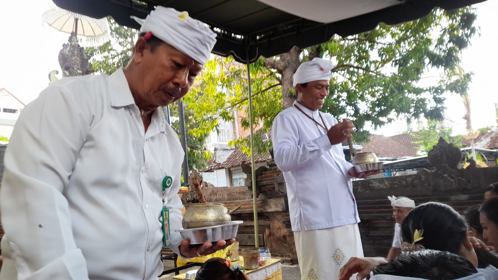 PEMANGKU : Pemangku tengah menjalankan tugasnya.