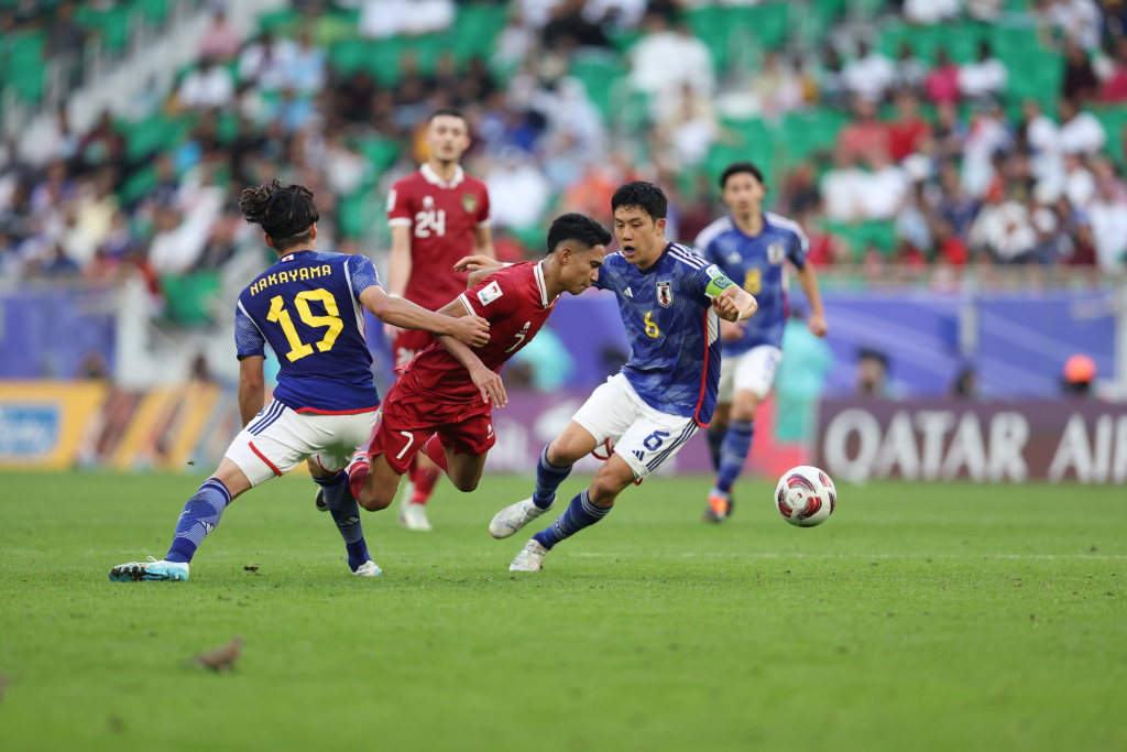 Gelandang Timnas Indonesia, Marselino Ferdinan dikepung pemain Jepang saat laga Piala Asia 2023 lalu.