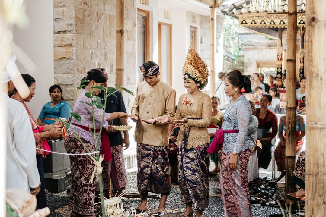 Proses Mekala Kalaan dalam ritual pawiwahan