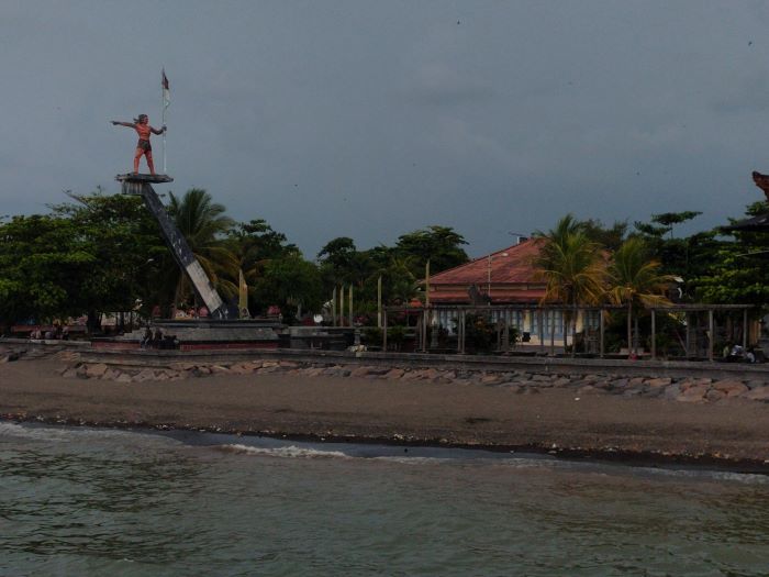 Monumen Tri Yuda&nbsp;Mandala yang ada di pesisir Pelabuhan Tua Buleleng.