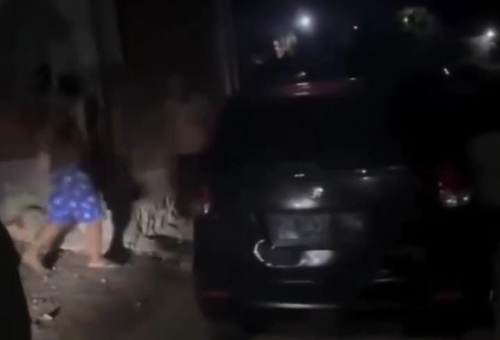 Sebuah mobil ditinggal kabur pengemudinya usai terlibat keributan di Nusa Dua