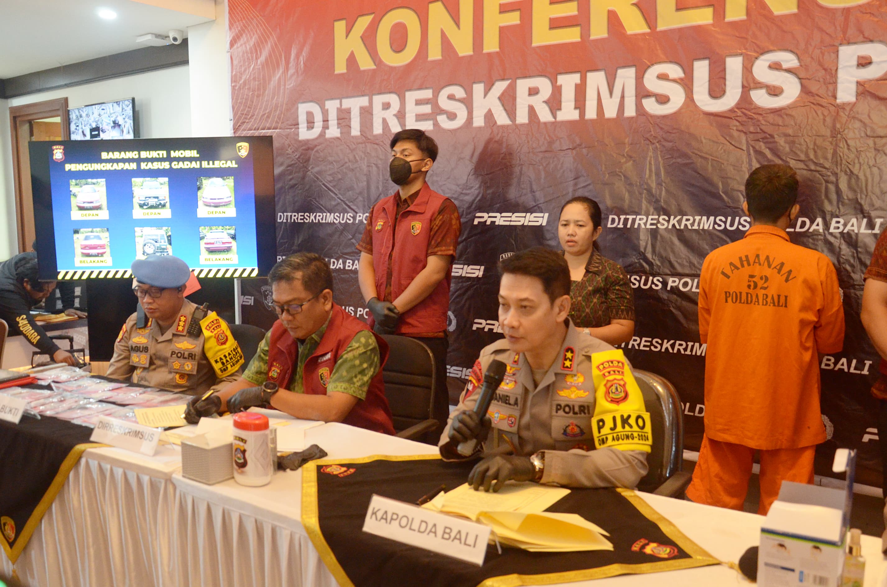 BONGKAR: Kapolda Bali Irjenpol Daniel Adityajaya membeberkan praktik pegadaian ilegal Agus Weng Weng yang dibongkar Ditreskrimsus. (Bali Express/Agung Bayu)