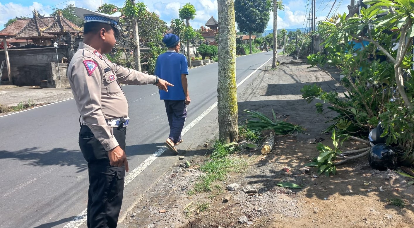 Polisi dari Satlantas Polres Bangli menunjukkan lokasi kecelakaan di Jalan Raya Kintamani-Payangan yang menelan korban jiwa Minggu (3/11/2024).