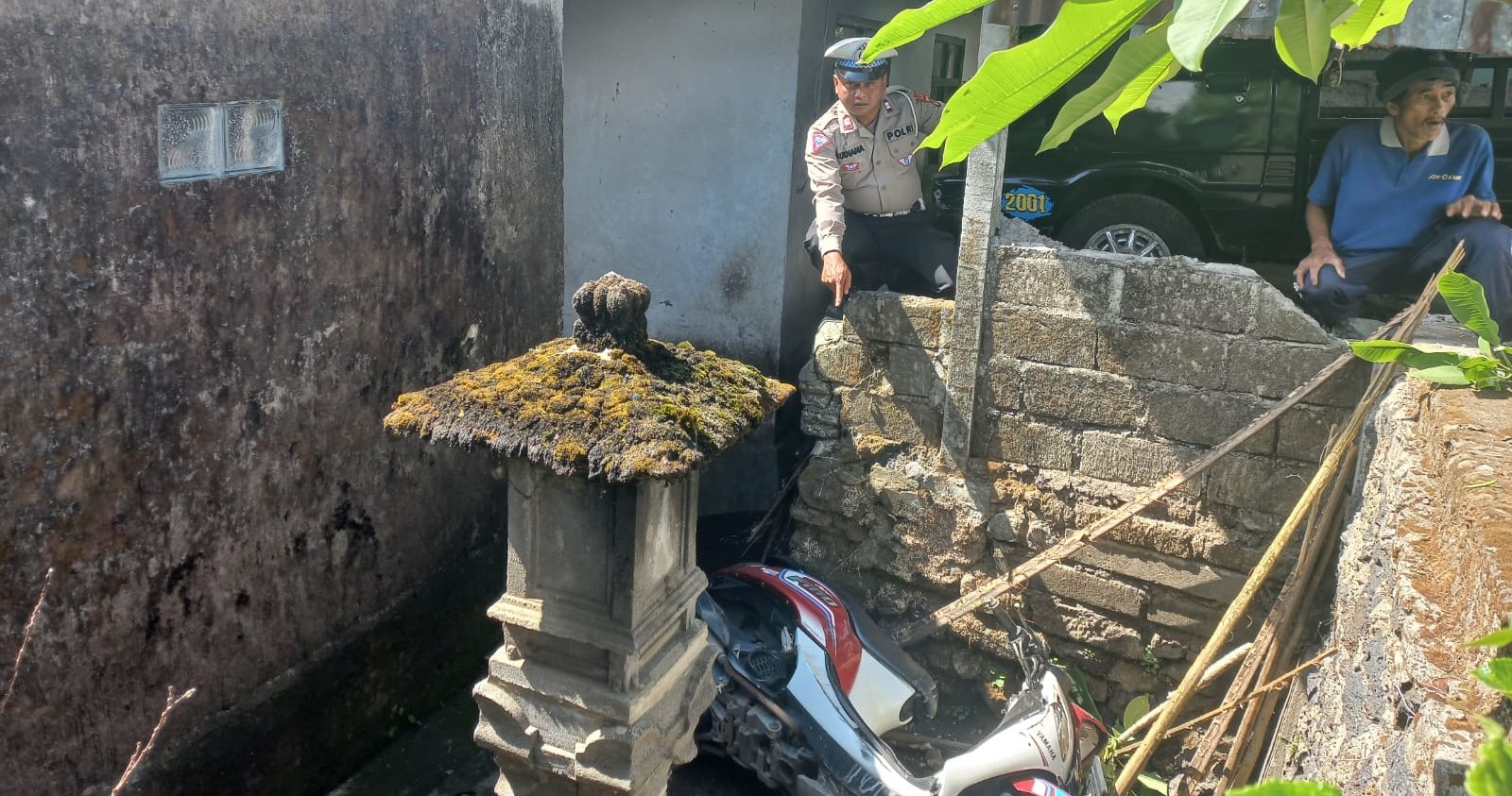 Sepeda motor korban kecelakaan lalu lintas di Desa Katung, Kecamatan Kintamani, Kabupaten Bangli masuk ke pekarangan rumah warga.