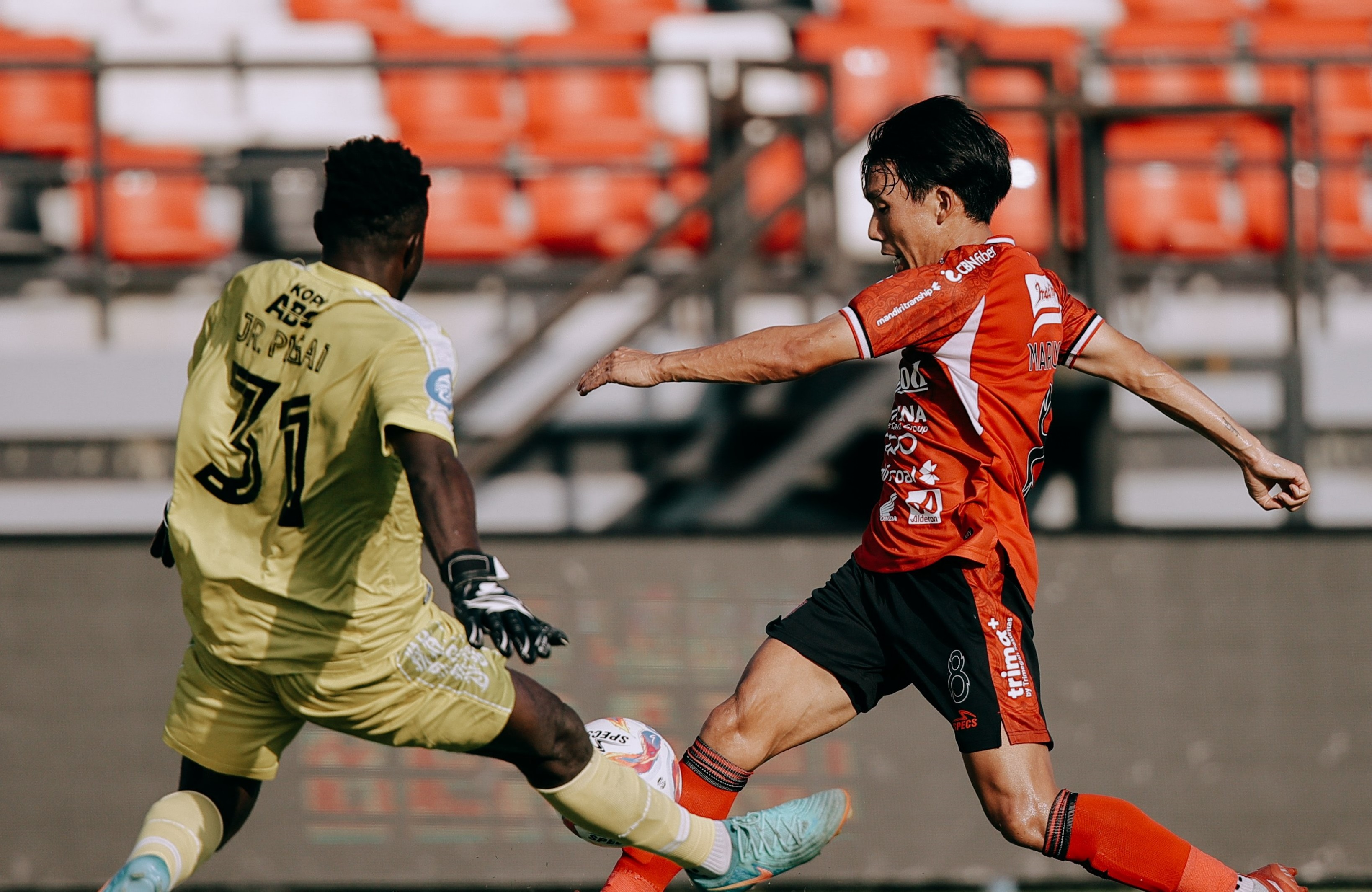Mitsuru Maruoka dibuat tak berkutik saat lawan PSBS Biak di Stadion Kapten I Wayan Dipta. Dia adalah motor serangan Bali United.