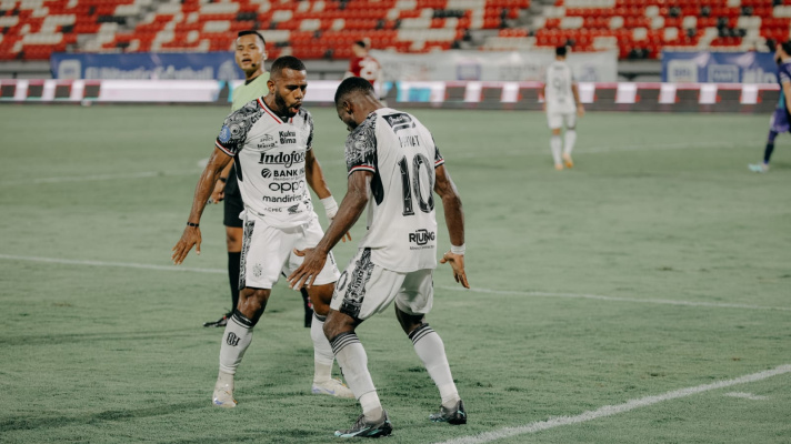 Yabes Roni (kiri) pesepakbola asal NTT yang cukup sukses berkarir di sepakbola nasional bersama Bali United.