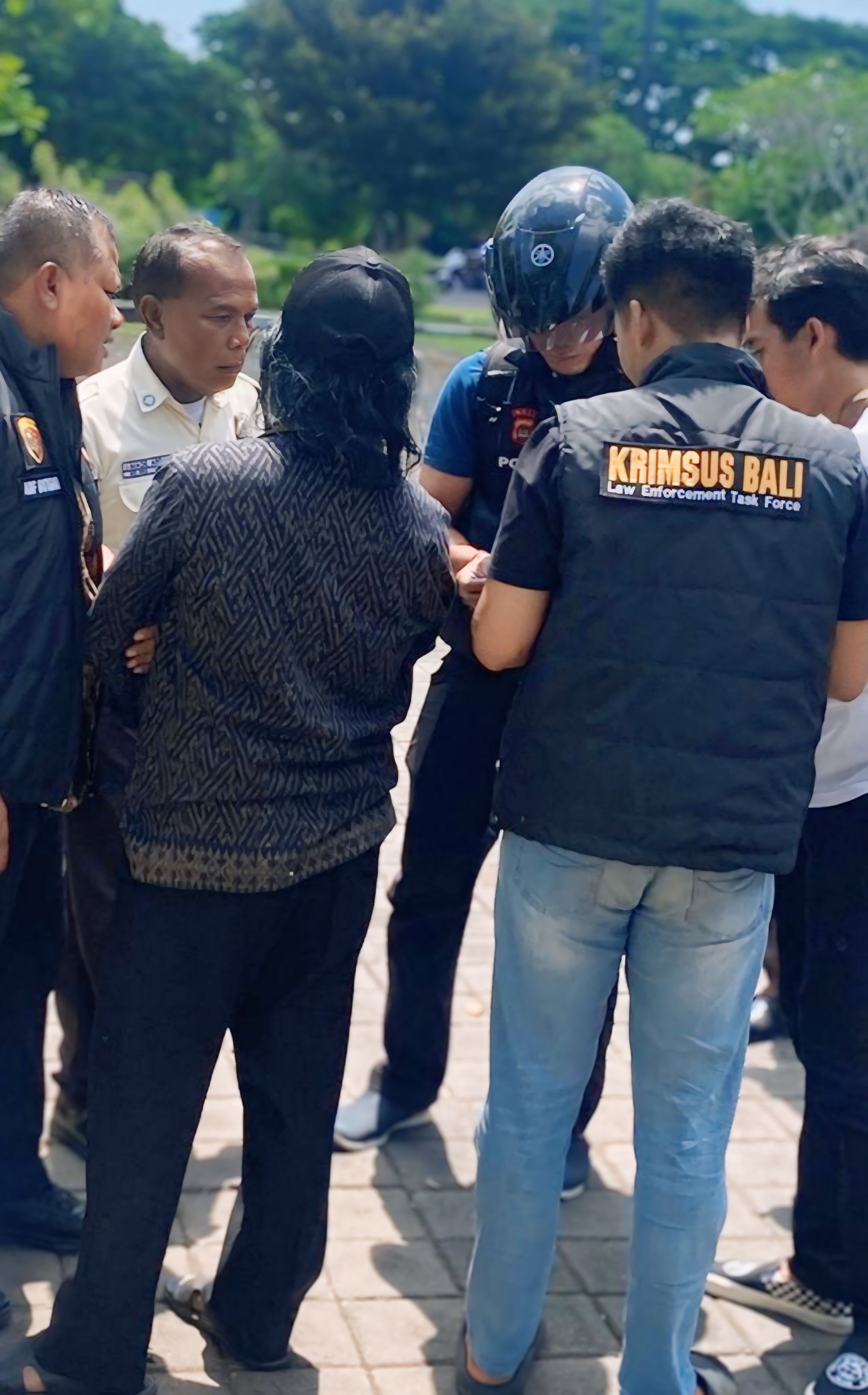 Penangkapan Perbekel Bongkasa Ketut Luki di area parkir timur Puspem Badung oleh Ditreskrimsus Polda Bali. (Bali Express/Istimewa)