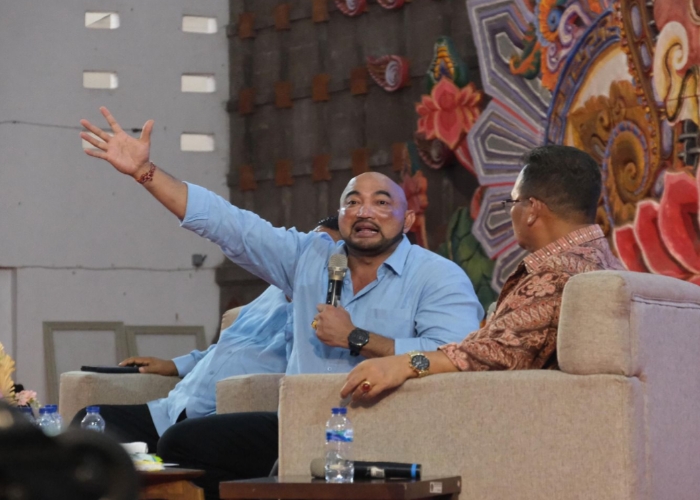 LURUSKAN: De Gadjah, saat berbicara pada acara Uji Publik Cagub dan Cawagub Bali yang digelar BEM Republik Mahasiswa Undiksha Singaraja di Auditorium Undiksha, Selasa (5/11).