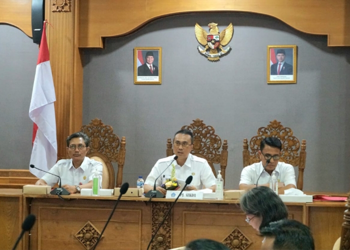 RAPAT: Pj. Sekda Badung Ida Bagus Surya Suamba menghadiri Rapat Persiapan Pengumuman Pasca Masa Sanggah Hasil Seleksi Administrasi dalam Pengadaan PPPK tahun 2024, di Ruangan Nayaka Gosana III, Puspem