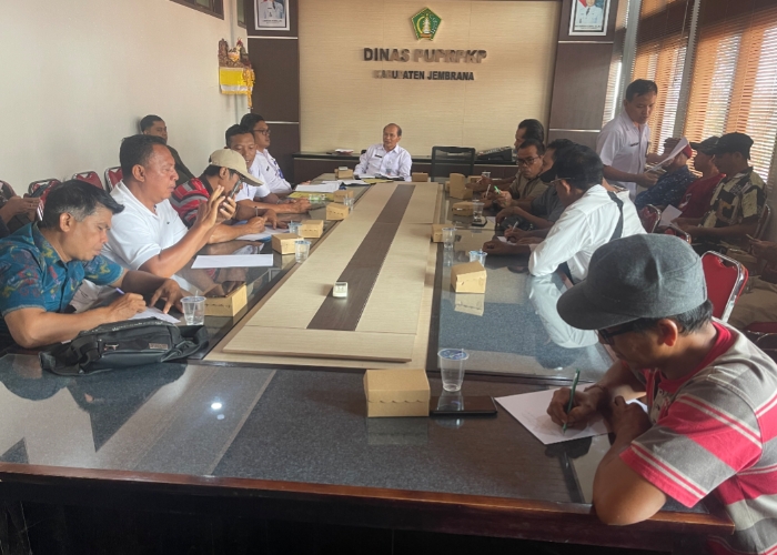 BUAT PERNYATAAN : Puluhan warga Dusun Melaya Tengah Kelod, Desa Melaya, Kecamatan Melaya menandatangani surat pernyataan penolakan pembangunan instalasi pengolahan limbah domestik di wilayah mereka.