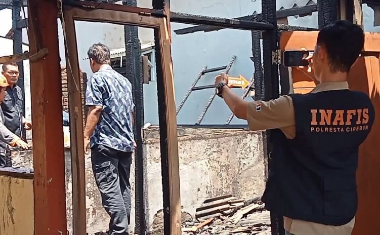 Anak bakar rumah orang tua di Cirebon