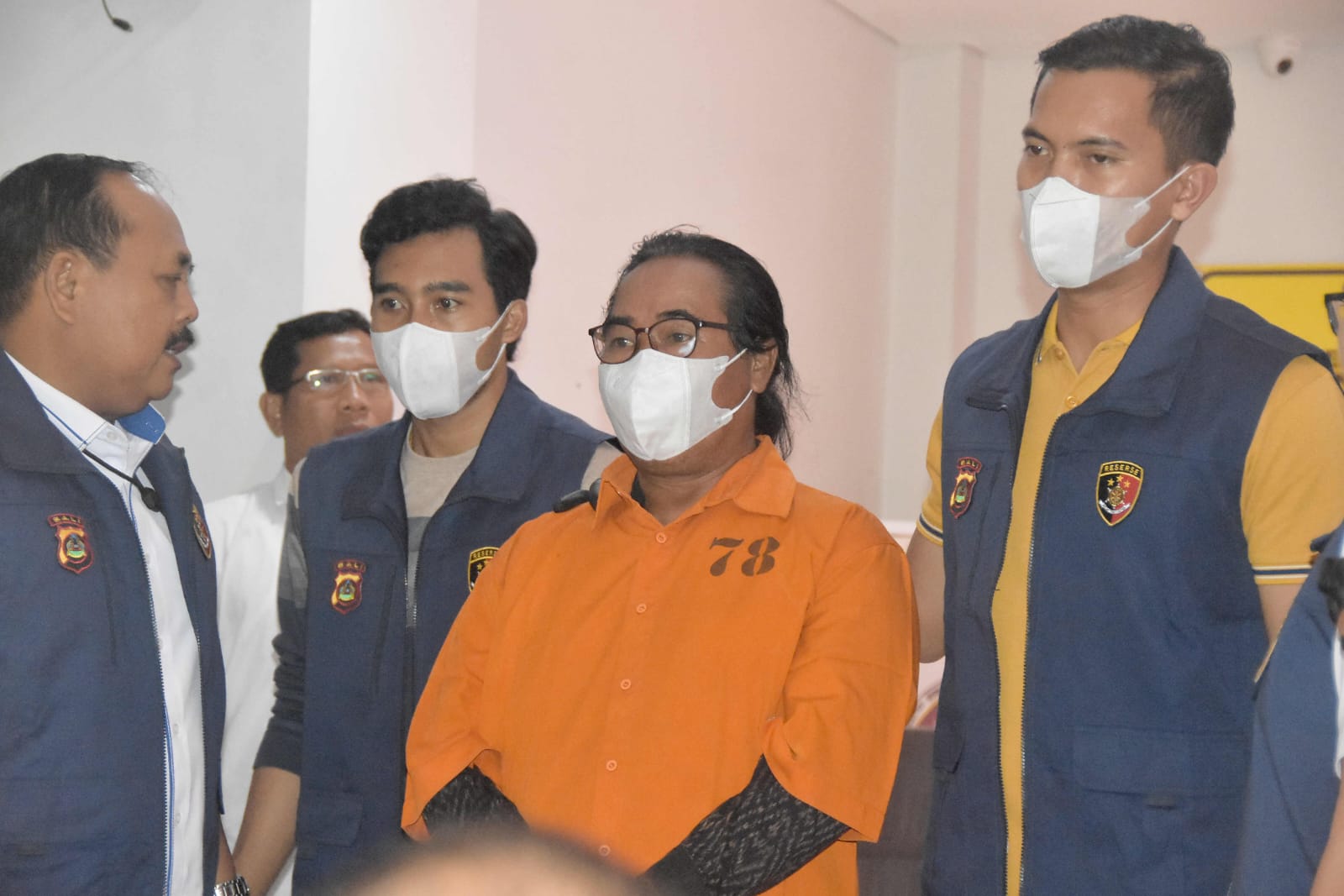 Perbekel Bongkasa Ketut Luki yang berseragam oranye (tahanan) di Polda Bali. (Bali Express/Agung Bayu)
