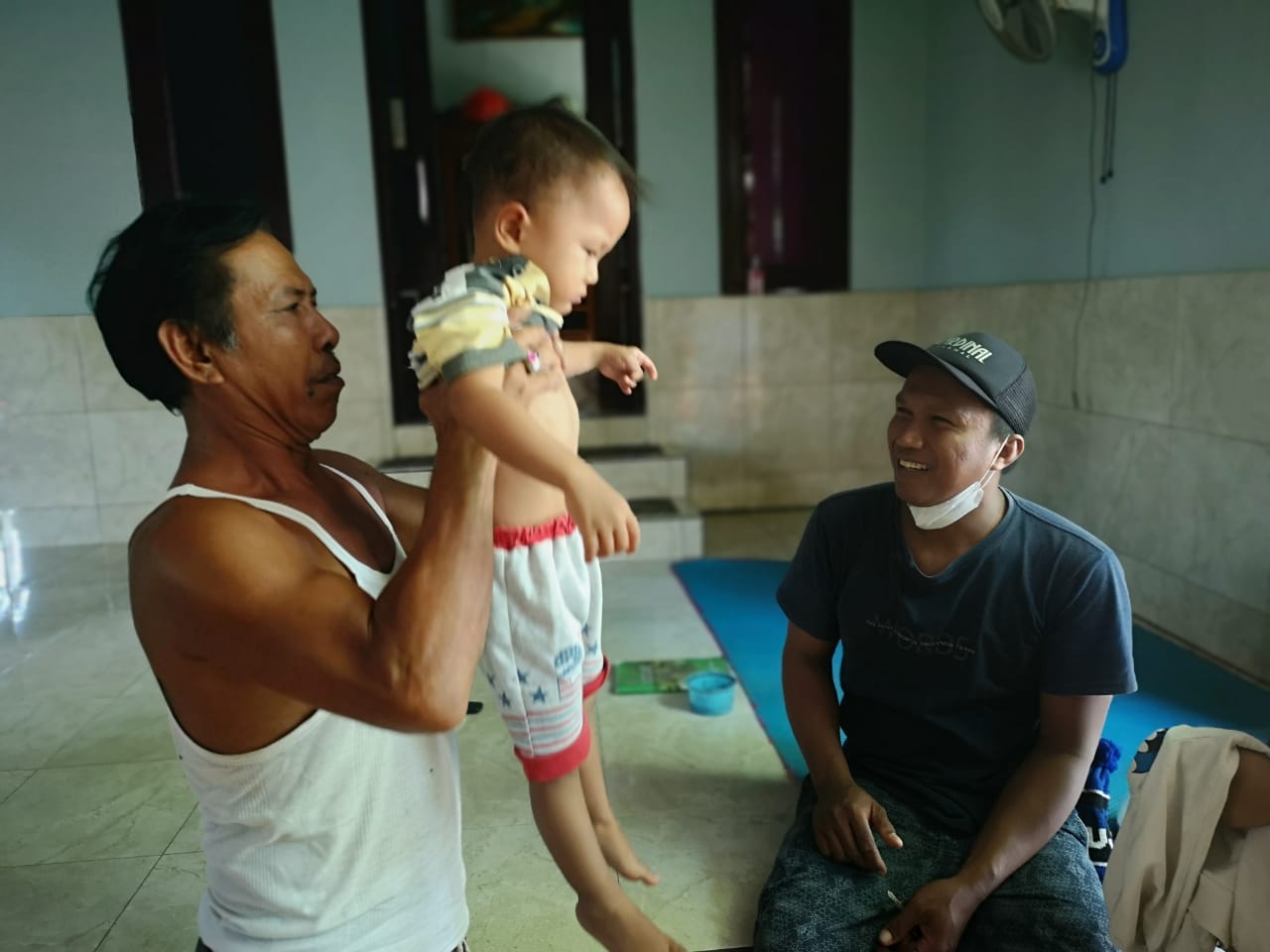 Ketut Mandiyasa saat melayani pasien yang mengalami keluhan pada tulang.