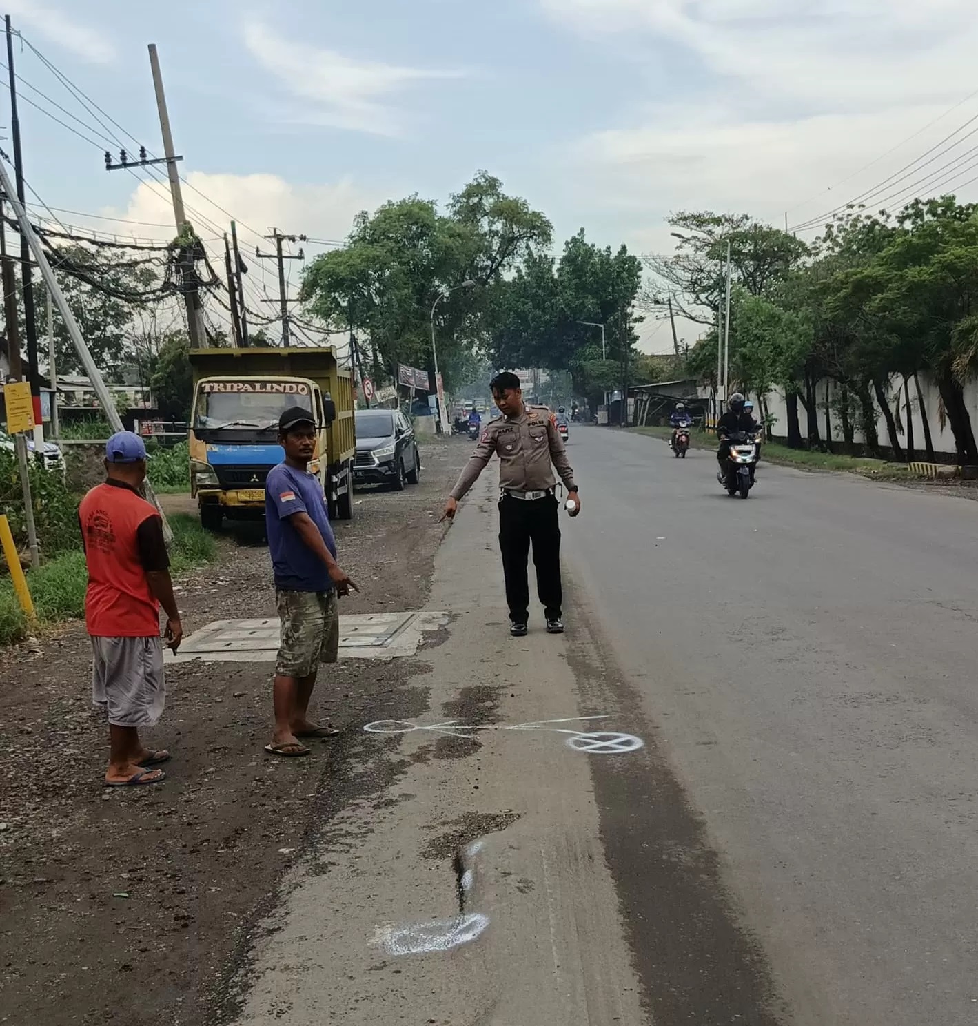 OLAH TKP: Anggota Unit Laka Satlantas Polres Gresik saat melakukan olah TKP Kecelakaan di Jalan Raya Desa Sumengko, Kecamatan Wringinanom, Kabupaten Gresik, Senin (4/11). (Yudhi Radar Gresik)