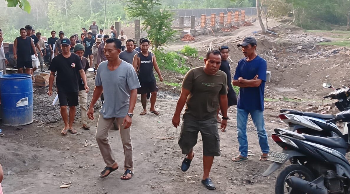 Puluhan warga Dusun Melaya Tengah Kelod mendatangi lokasi proyek pembangunan pengolahan limbah tinja, Selasa (5/11/2024).