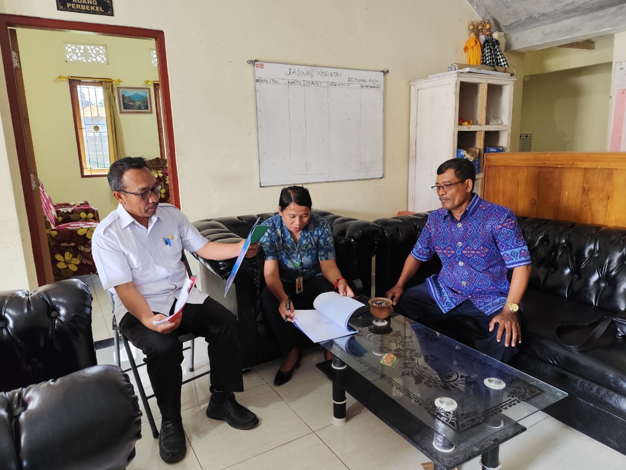 VERIFIKASI : Verifikasi data rohaniawan oleh Penyuluh Agama.