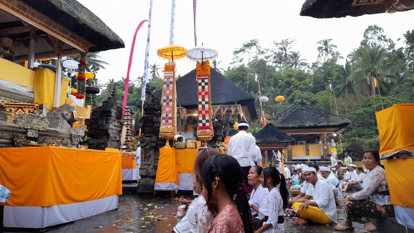 SEMBAHYANG : Pelaksanaan persembahyangan oleh umat Hindu yang diakhiri dengan nunas tirta dan bija.