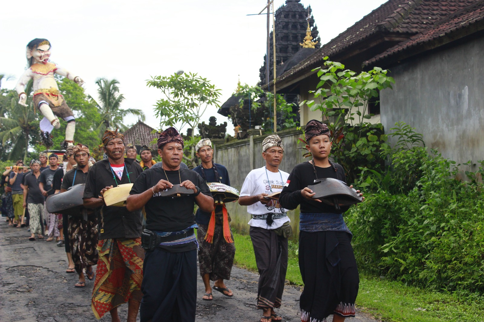 BUDAYA : Pementasna budaya Okokan di Kecamatan Penebel, Tabanan.