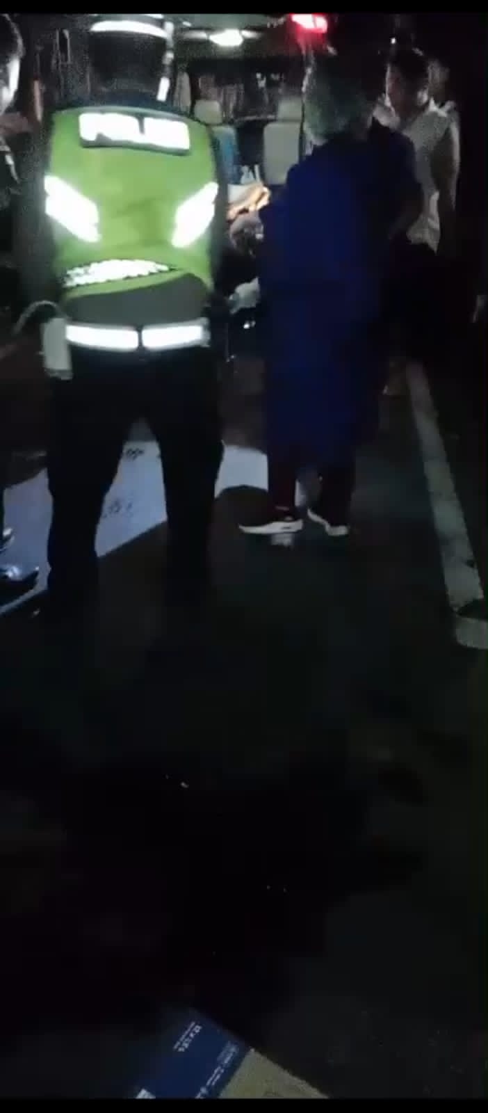 TABRAK LARI: Jasad korban kecelakaan tabrak lari di Jalan Raya Mawang, Desa Lodtunduh, Kecamatan Ubud, Senin (4/11) petang dievakuasi petugas.