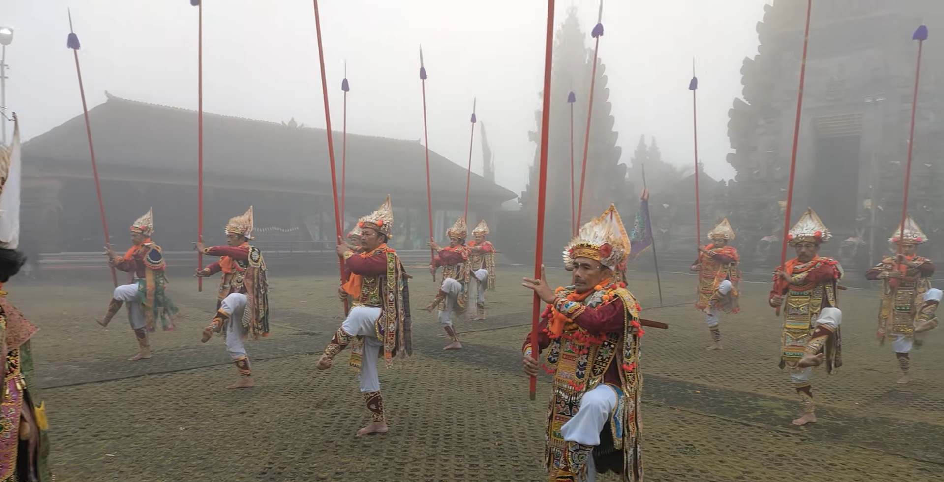 Penari Baris di areal Madya Mandala Pura Batur, Kintamani saat Puranama Sasih Kadasa