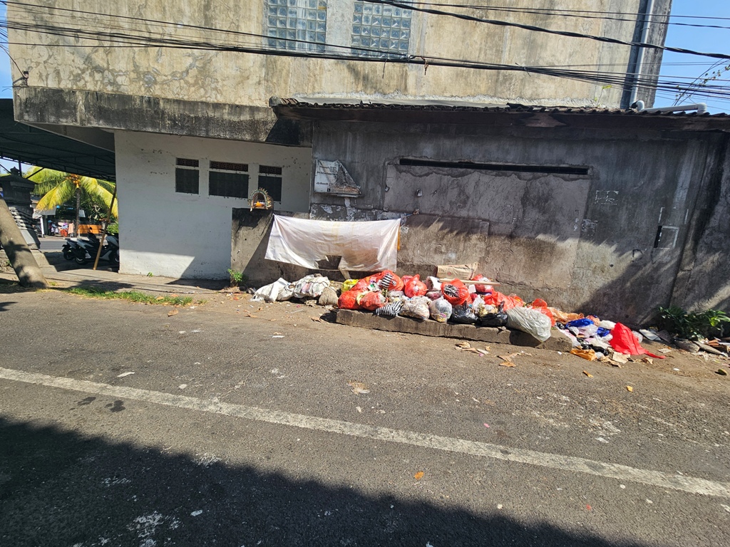 SAMPAH: Kondisi tumpukan sampah di salah satu jalan di wilayah Kecamatan Karangasem, Kamis (7/11), akibat TPA Butus nyaris overload.