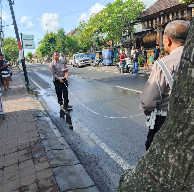 KECELAKAAN: Polisi melakukan olah TKP kecelakaan lalu lintas yang melibatkan sepeda motor dan truk terjadi di Jalan Umum Banjar Belega Kangin, Blahbatuh, Gianyar, Kamis (7/11) sekitar pukul 07.30 WITA
