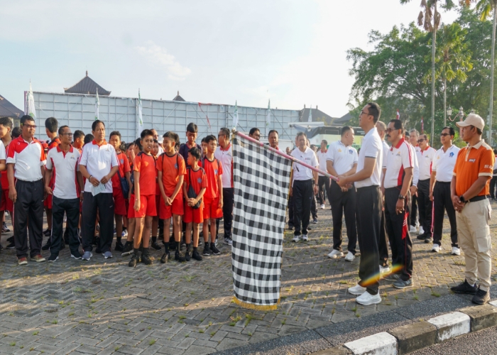 JALAN SANTAI: Pj. Sekda Badung IB. Surya Suamba membuka acara Jalan Santai, Jumat Ceria serangkaian acara HUT Ibu Kota Kabupaten Badung, Mangupura Ke-15 Tahun 2024, di Lapangan Mangupraja Mandala.