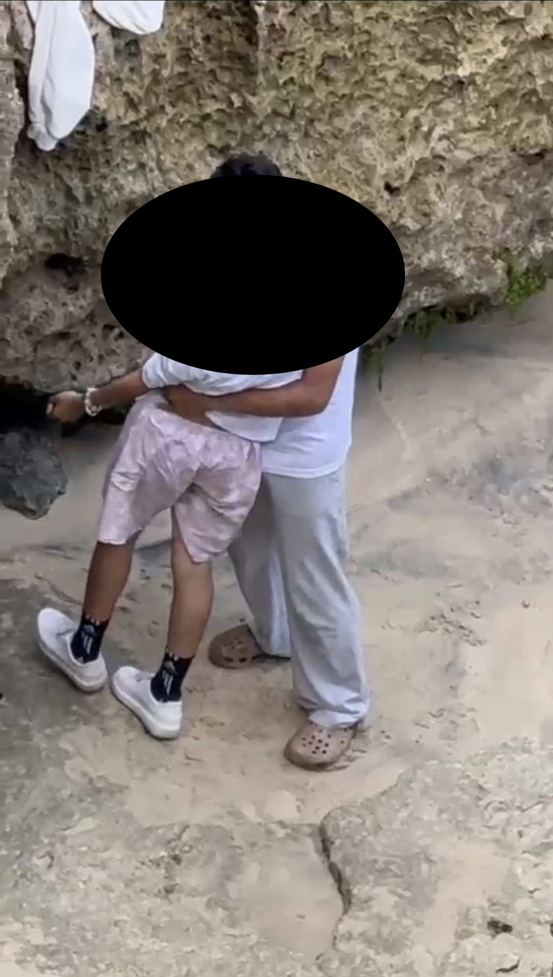 Potongan video aksi mesum pasangan yang diduga dilakukan di Pantai Padang-Padang, Desa Pecatu, Kuta Selatan.