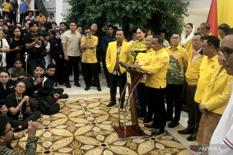 Ketua Umum DPP Partai Golkar Bahlil Lahadalia mengumumkan kepengurusan di Kantor DPP Partai Golkar, Jakarta, Kamis (7/11/2024).