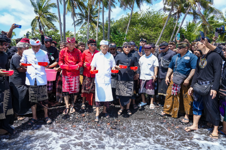 PERJUANGAN: Wayan Koster dan Giri Prasta saat berkunjung di Buleleng, Rabu (6/11).
