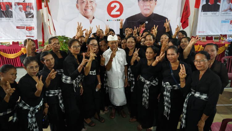 Ribuan Emak-emak di Desa Patas Gerokgak pose bersama Cagub Bali nomor 2 Wayan Koster (Koster-Giri), Kamis (7/11).