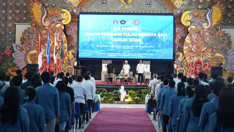 TARGET: Koster-Giri ketika menghadiri uji publik di Gedung Auditorium Undiksha, Rabu (6/11)