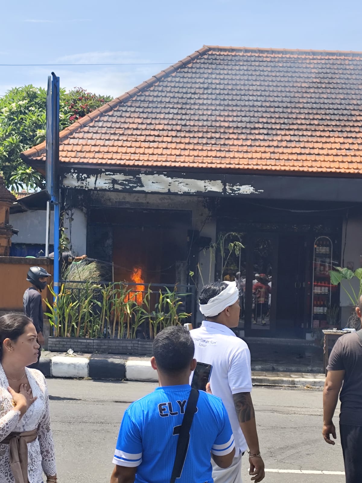 Api tampak berkobar di bagian dapur sebuah restoran di Sanur Denpasar Selatan. (Bali Express/Istimewa)