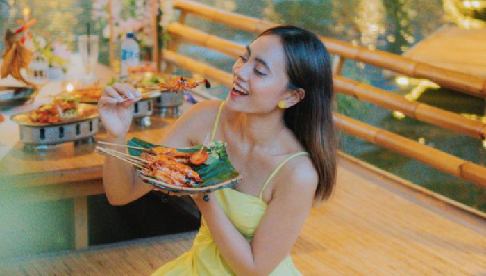 Udang Bakar Madu, salah satu menu andalan di Bale Udang Mang Engking, Kuta.
