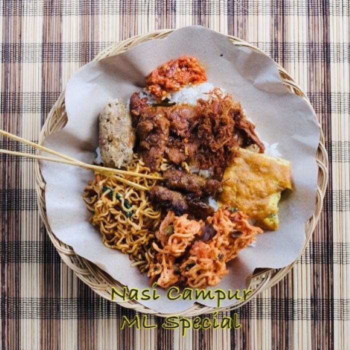Menu nasi campur spesial ala Men Lotri di Denpasar.