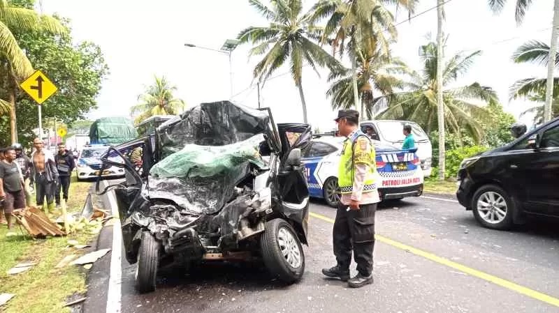 NAHAS DI JALAN RAYA : Pikap yang terlibat kecelakaan. ( Foto Satlantas Polres Jembrana)