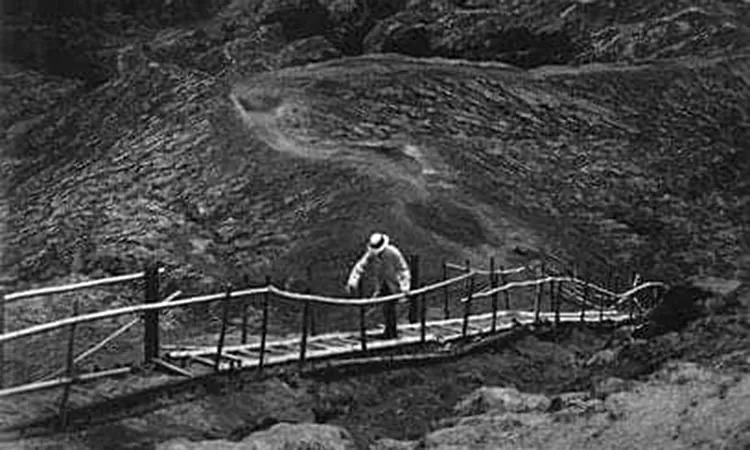 TANGGA: Tangga bersejarah menuju kawah Gunung Bromo, bermula dari bambu hingga dibeton untuk Sang Wali Adipati Mecklenburg.