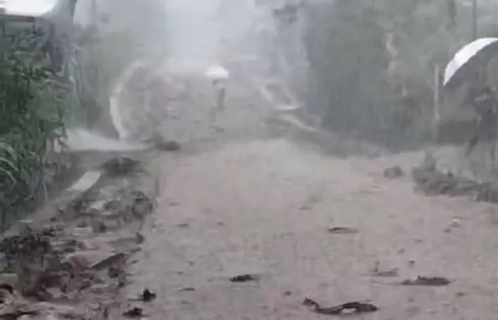 Kondisi ruas jalan Besakih-Menanga yang rusak parah setelah diguyur hujan deras. Padahal jalan tersebut baru sebulan diperbaiki. (Istimewa.)