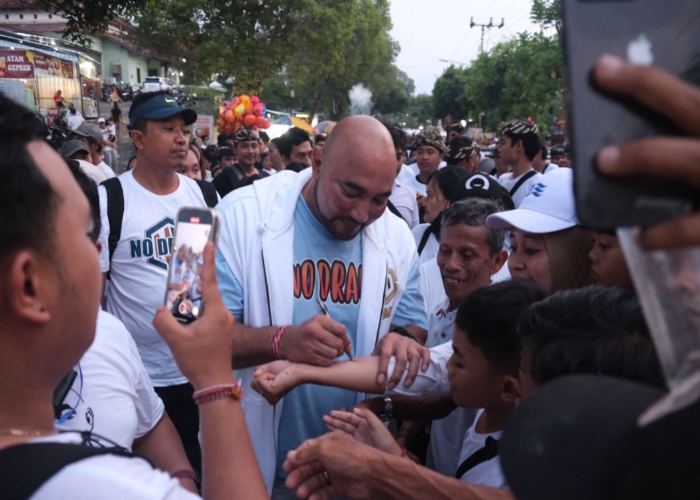 MENYEMUT: Jalan Sehat Bahagia yang digelar oleh Relawan De Gadjah (RDG) di Taman Kota, Lapangan Ngurah Rai Singaraja, Minggu (10/11)