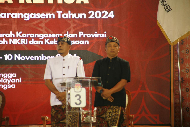 DEBAT: Paslon nomor urut 3 I Gusti Putu Parwata dan Pandu Prapanca Lagosa mengikuti debat ketiga, pada Minggu (10/11).
