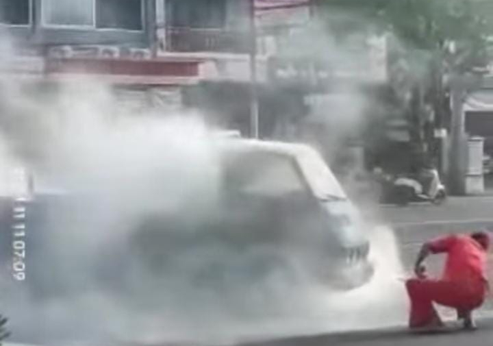 Sebuah mobil pick up terbakar di SPBU Teuku Umar saat akan mengisi BBM