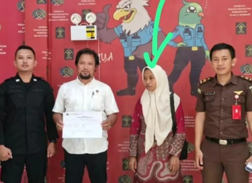 GURU: Supriyani (berkerudung) yang diduga melakukan penganiayaan kepada anak polisi, akhirnya dituntut bebas oleh Jaksa Penuntut Umum.