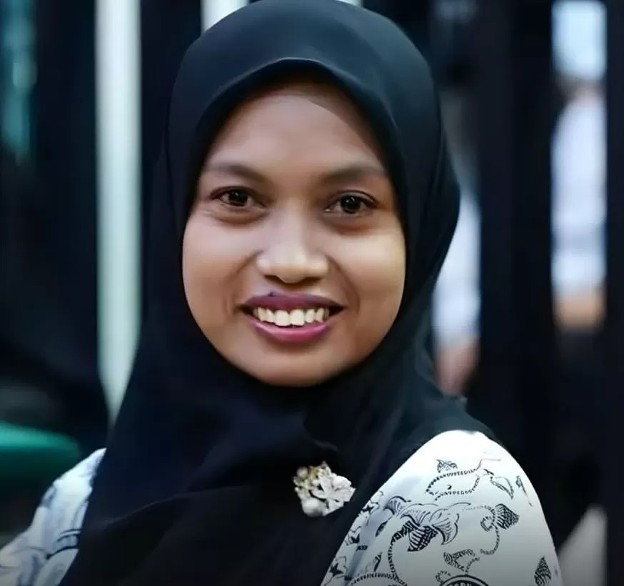 TUNTUT: Supriyani, guru honorer SD Negeri 4 Baito dituntut bebas oleh Jaksa Penuntut Umum pada sidang Senin, 11 November.