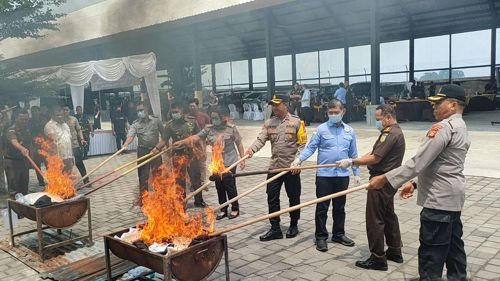 Kejari Badung memusnahkan barang bukti tindak pidana umum dengan cara dibakar. (Bali Express/I Gede Paramasutha)