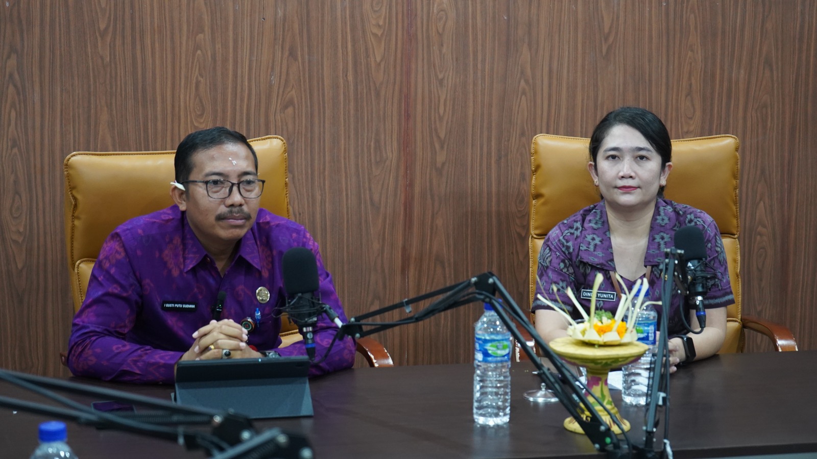 I Gusti Putu Sudiana, Kepala Bidang Penagihan dan Evaluasi Pajak Daerah Buleleng, dan Kepala UPTD PAD Buleleng 1, Luh Putu Dinda Yunita.