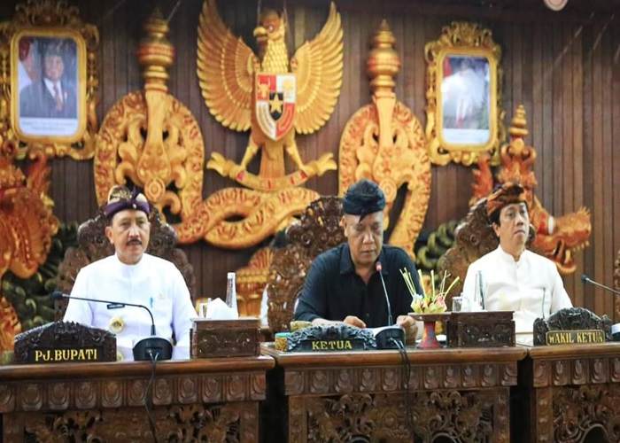 PARIPURNA : Pj Bupati Klungkung I Nyoman Jendrika menyampaikan Nota Pengantar Rancangan Peraturan Daerah (Raperda) APBD tahun 2025 pada Rapat Paripurna di Kantor DPRD Klungkung, Selasa (12/11/2024).
