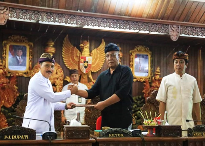 PARIPURNA : Pj. Bupati Klungkung I Nyoman Jendrika menghadiri Rapat Paripurna DPRD Kabupaten Klungkung bertempat di Ruang Sabha Nawa Natya Gedung DPRD Kabupaten Klungkung, Selasa (12/11/2024).