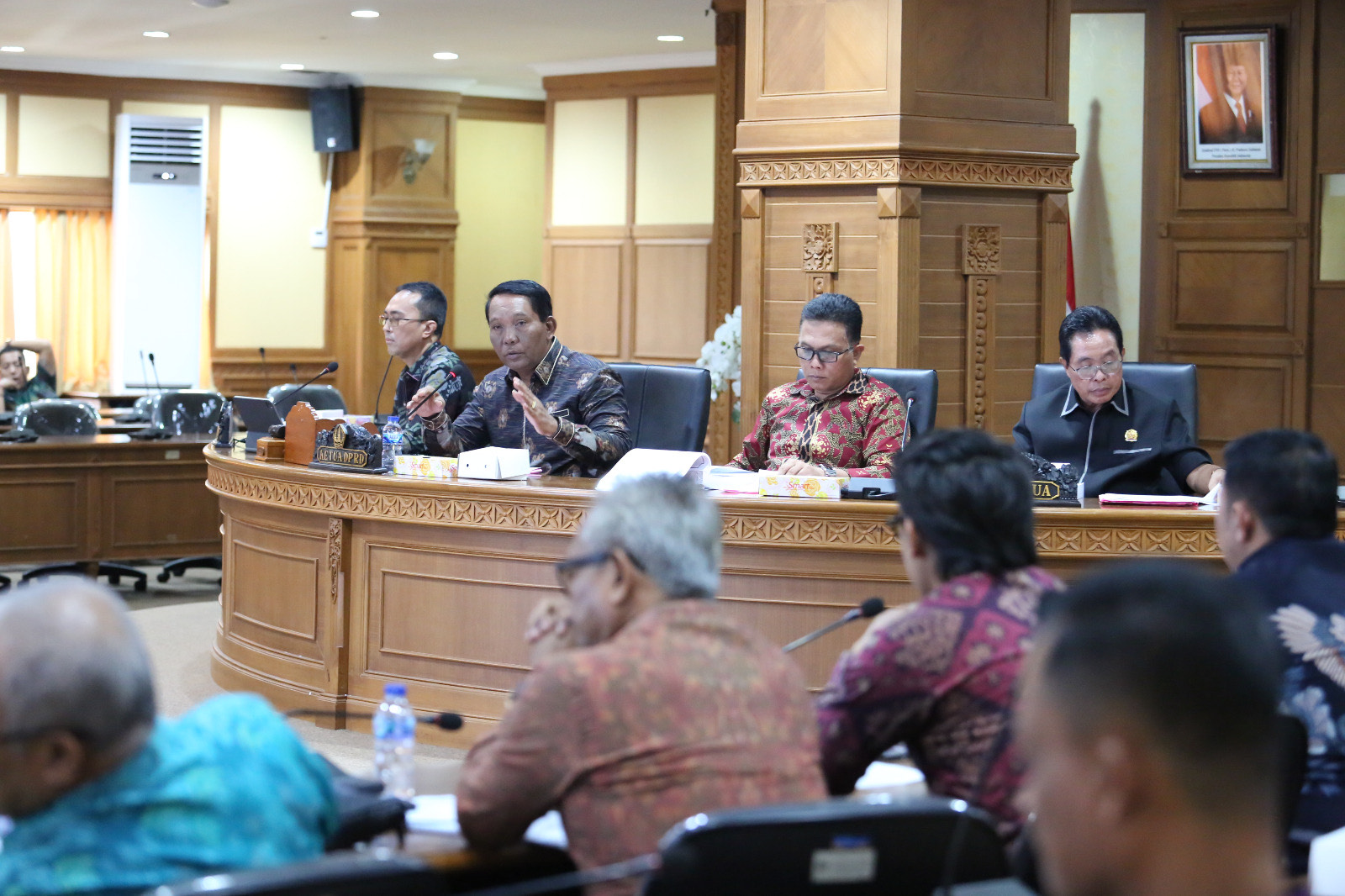 RAPAT: Pelaksanaan rapat antara Banggar DPRD Badung dan TAPD Badung, Selasa (12/11).