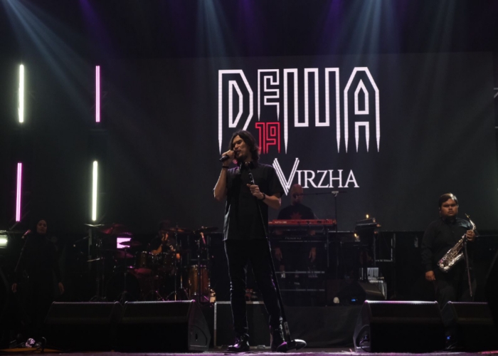 MERIAH: Ribuan warga Buleleng memadati Lapangan Mayor Metra, Selasa (19/11/2024), untuk menyaksikan penampilan band legendaris Dewa 19